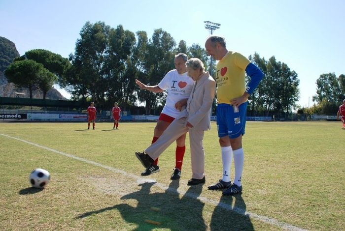 Il calcio d'inizio della vedova  Caponnetto