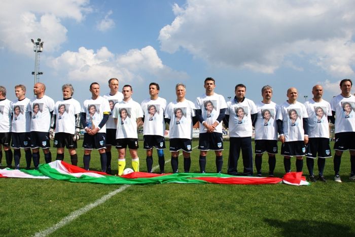 La NIS schierata con la maglia della Lega Serie B in ricordo di Piermario Morosini