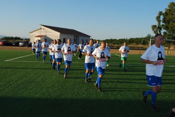 Ingresso in campo con la maglia Rossella Libera