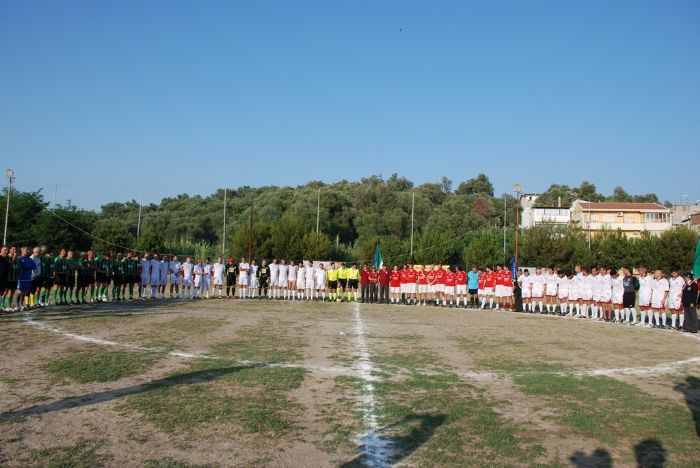 Le squadre schierate in campo