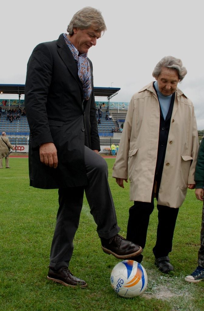 Il calcio d'inizio di Antognoni e della vedova Caponnetto