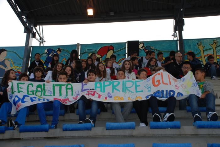 Uno degli striscioni realizzati dalle scuole di Campi Bisenzio