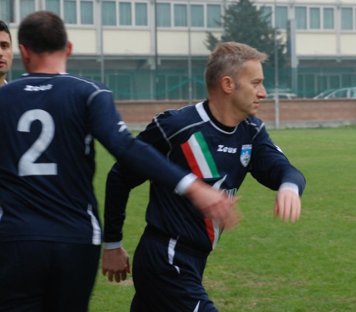 16 Antonio Bazzani entra in campo