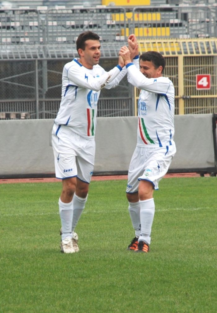 Roberto Padrin dopo il gol con Giorgio Malaspina