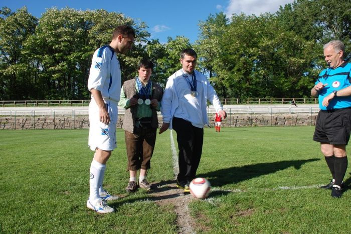 32 Mauro Martini dÃ  il calcio d'inizio