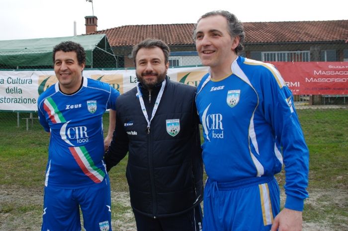 Youssef Salmi, assessore del Comune di Novellara con il Mister Angelo Campi e Serafino Grassi, vicesindaco di Novedrate (CO)