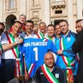 La Nazionale con la maglia personalizzata per papa Francesco