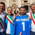 La Nazionale con la maglia personalizzata per papa Francesco