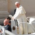 L'arrivo di Papa Francesco sul sagrato di San Pietro