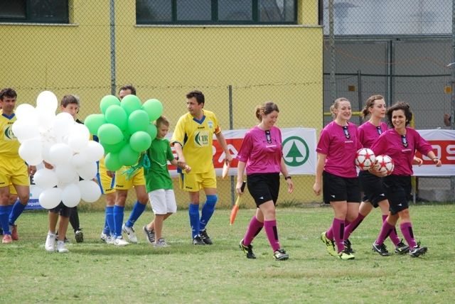 Roberto Reggi all'ingresso in campo